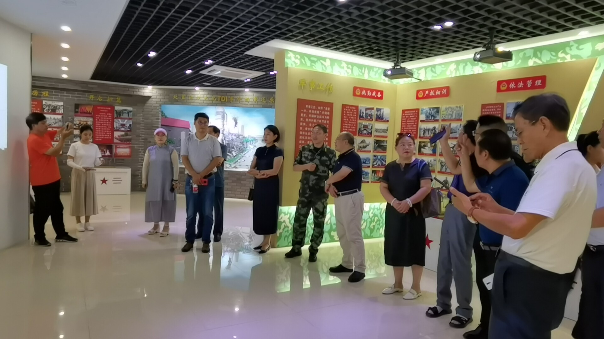 1596155330191487.jpg 滄州運(yùn)河區(qū)工商聯(lián)(總商會)慰問武警支隊 (5).jpg